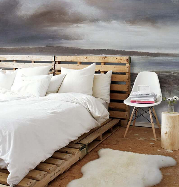 Giường pallet với tranh tường 