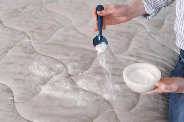 Baking soda giúp tẩy mốc trên chăn ga gối đệm hiệu quả