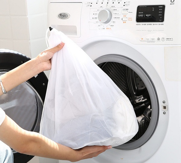 Nên cho chăn ga gối lụa vào túi giặt để hạn chế xoắn rối trong lồng máy