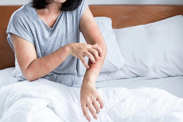 Cách bảo vệ phòng ngủ khỏi dị ứng mùa xuân/ hè